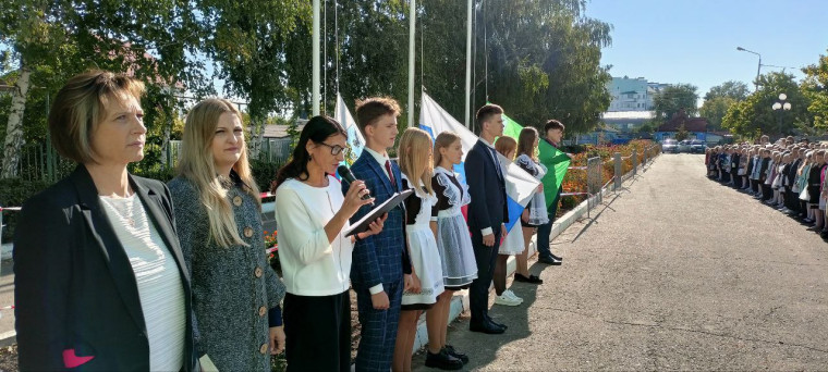 Поднятие флага РФ, Белгородской области и Алексеевского городского округа.