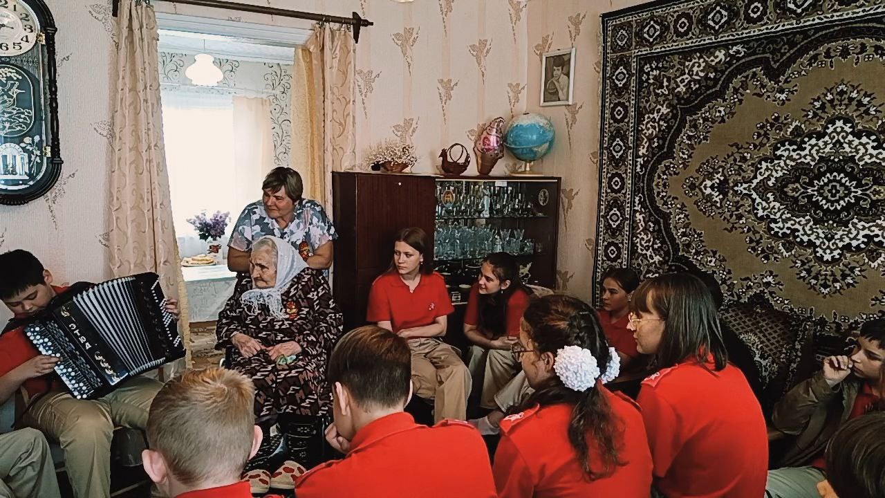 Встреча юнармейцев 5Б класса с ребёнком Великой Отечественной войны.